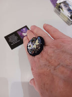 Bague brodée,  fleur et papillon.