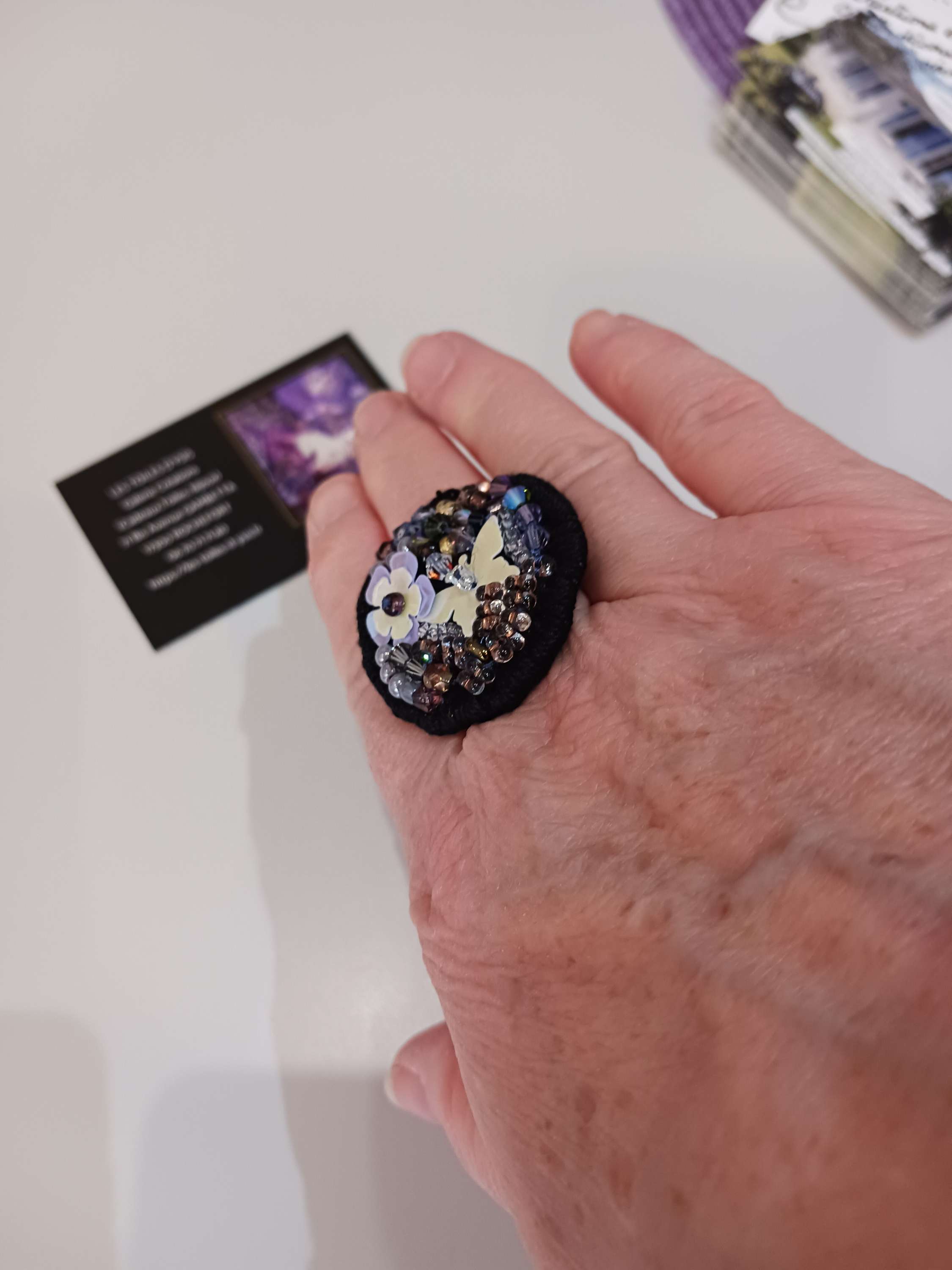 Bague brodée,  fleur et papillon.