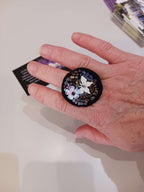 Bague brodée,  fleur et papillon.
