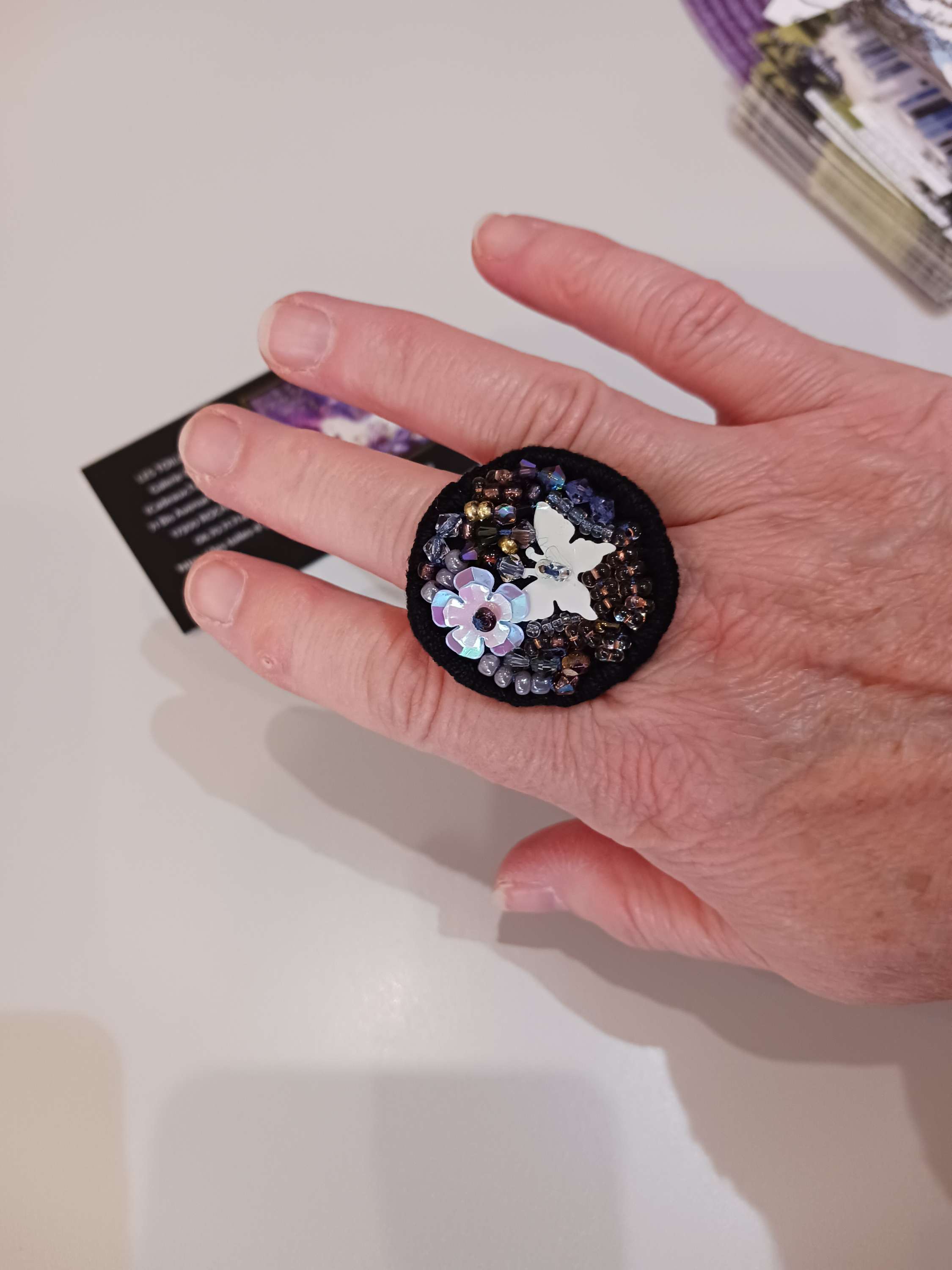 Bague brodée,  fleur et papillon.