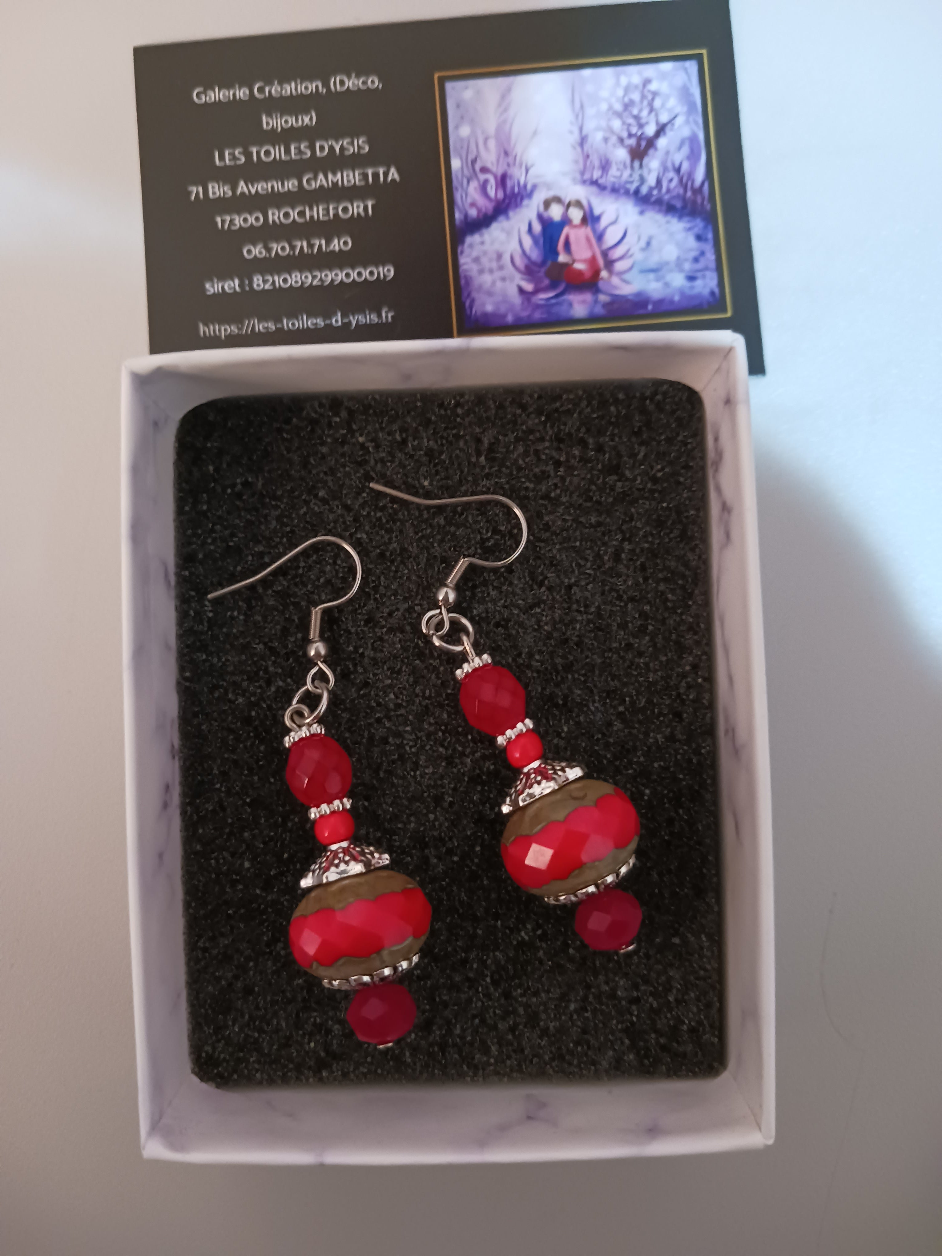 Boucles de rouge et d'argent
