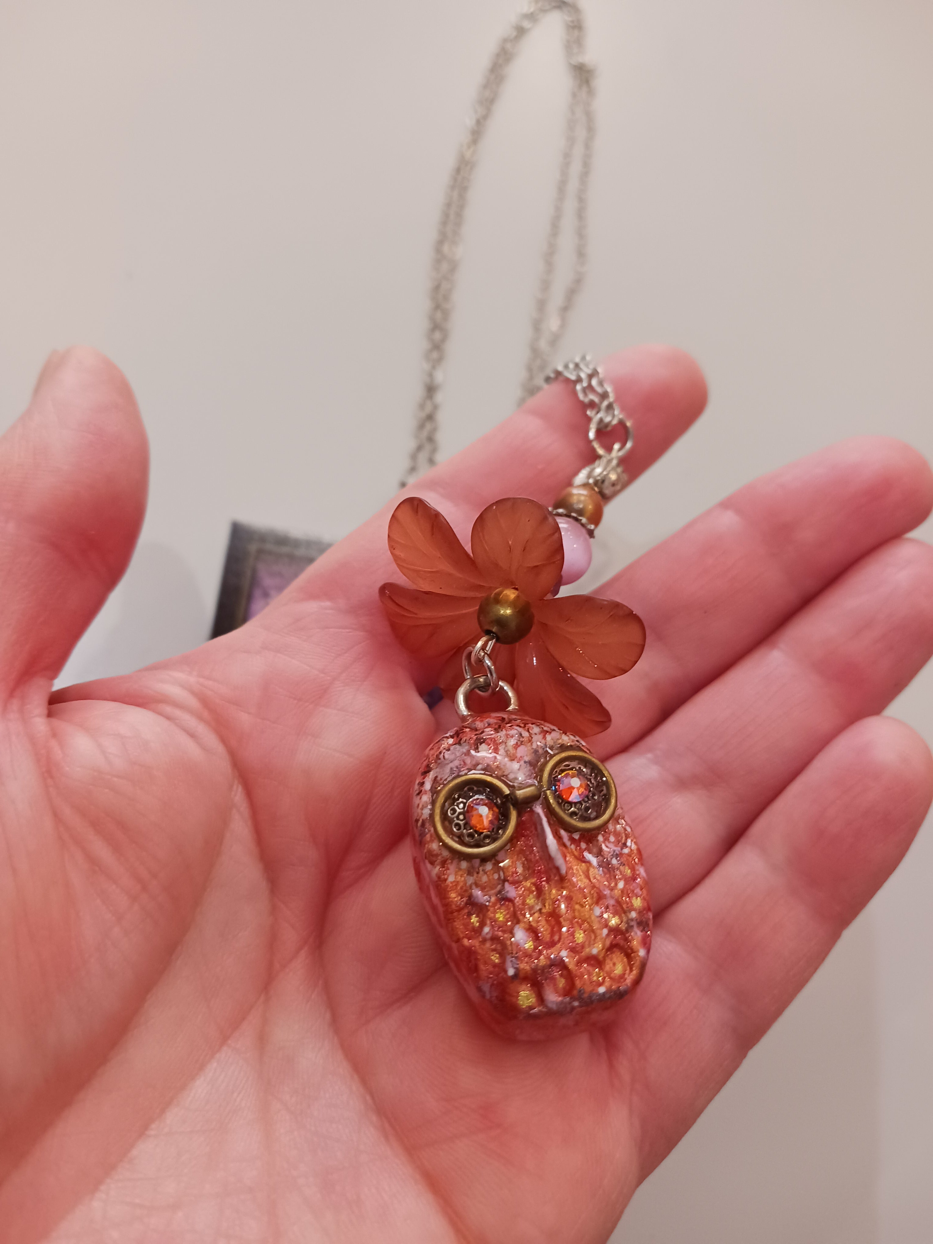 Chouette à lunettes sous la Fleur