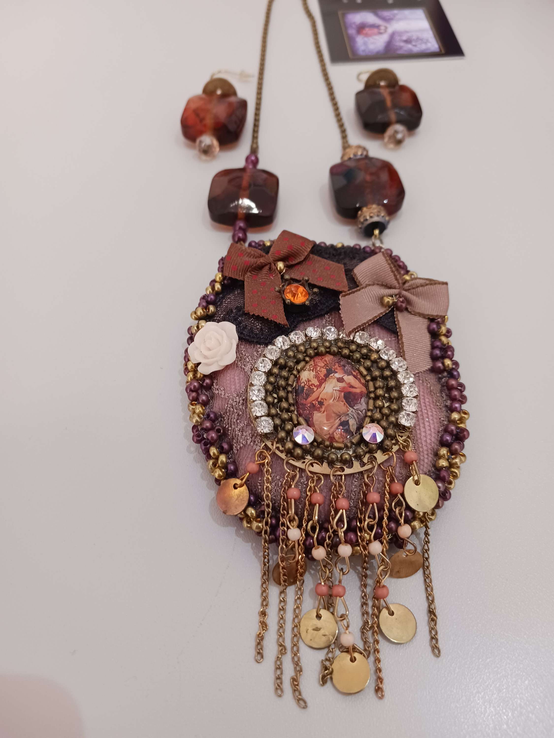 Collier Mucha brodé