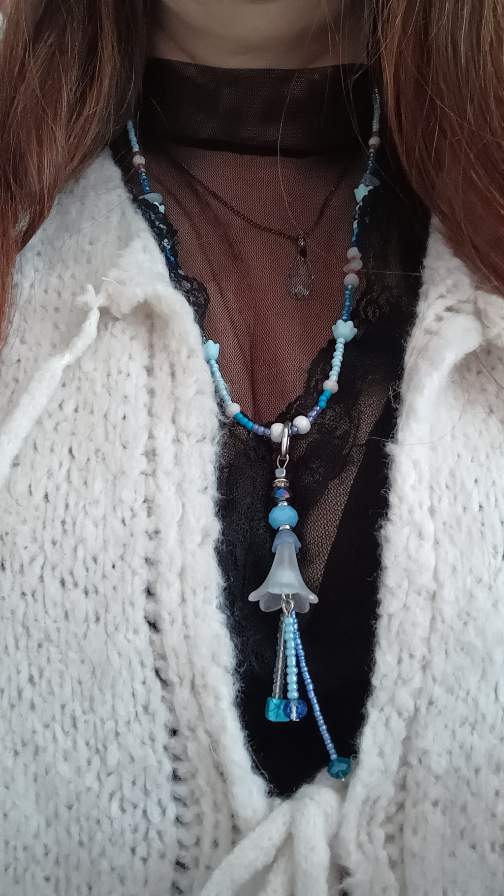 Collier fleurs, bleu blanc orange