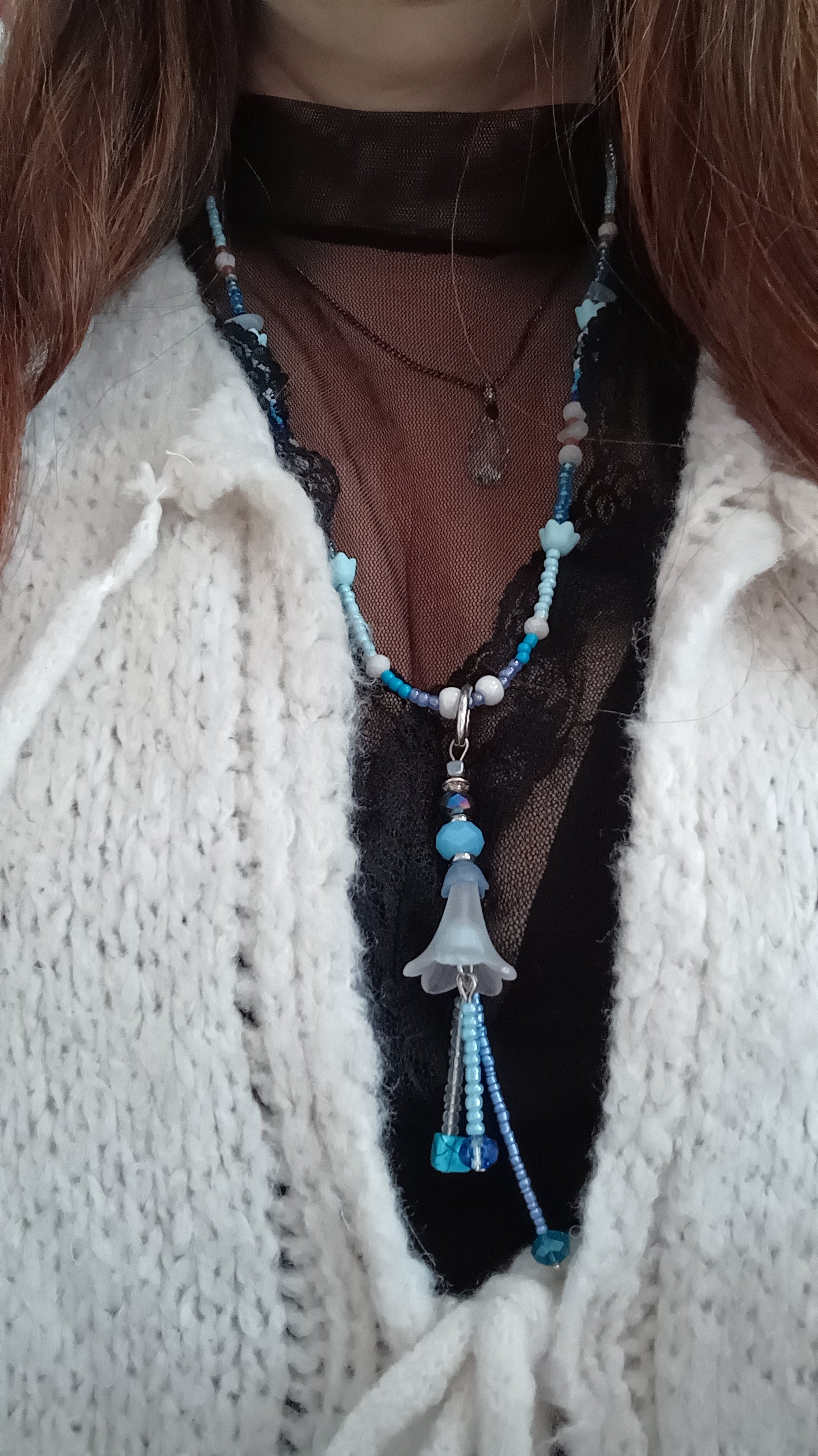 Collier fleurs, bleu blanc orange