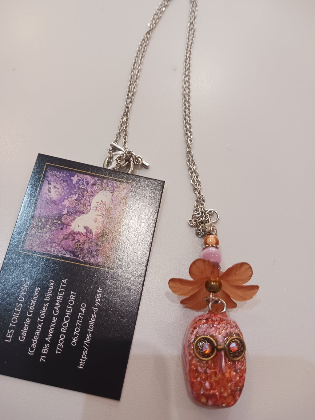 Chouette à lunettes sous la Fleur