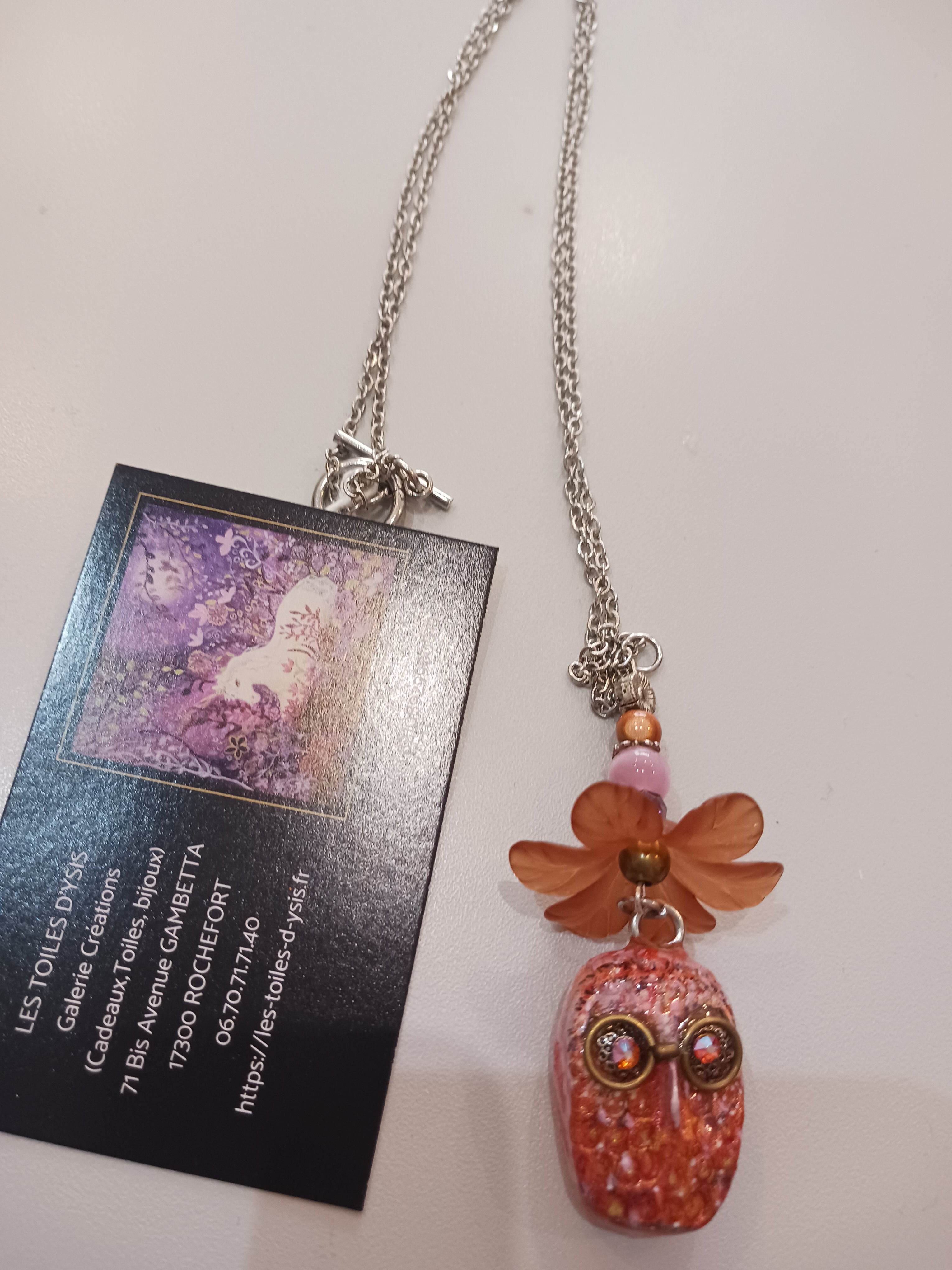 Chouette à lunettes sous la Fleur