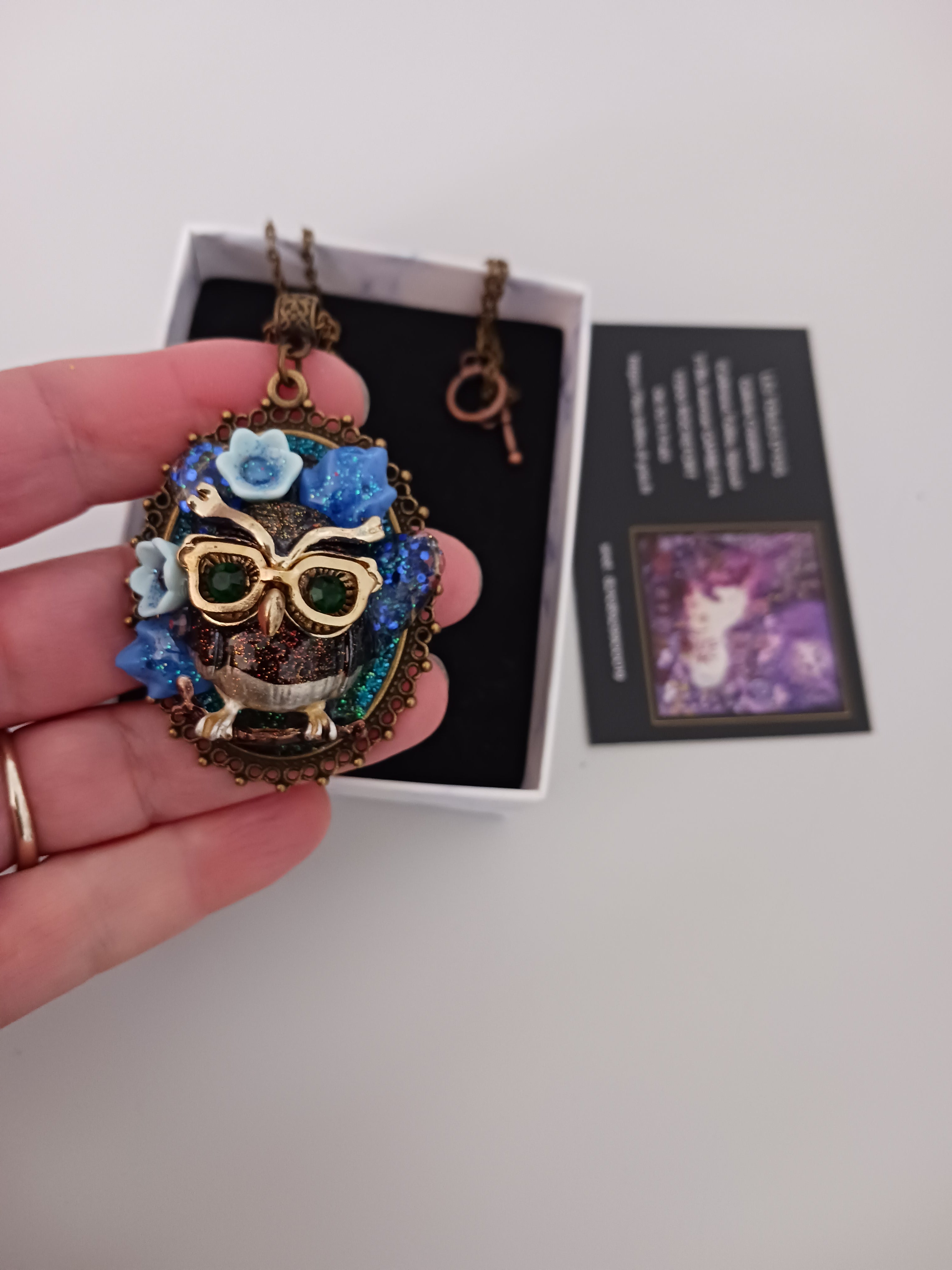 Collier"Petite chouette dans les fleurs"