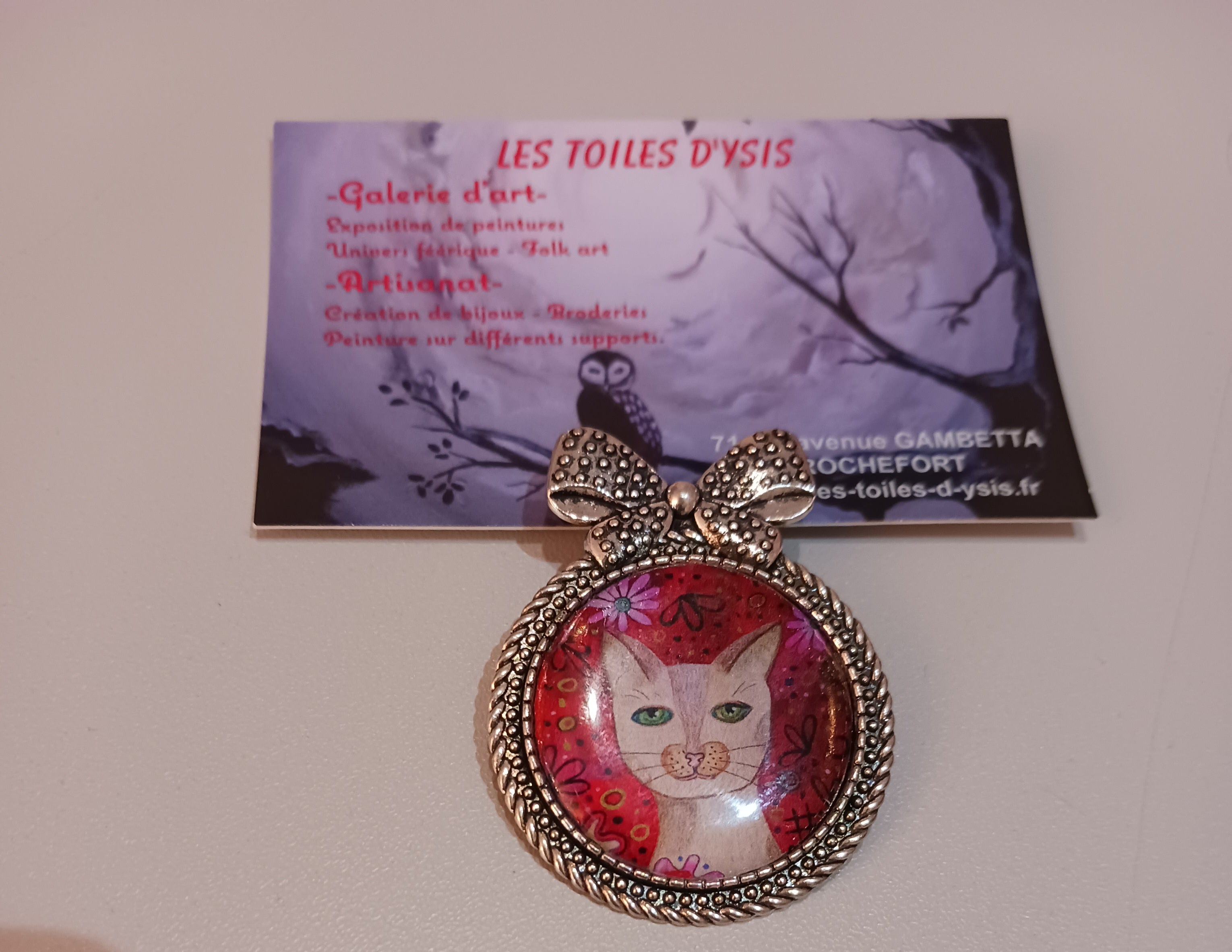 Broche minet dans les fleurs