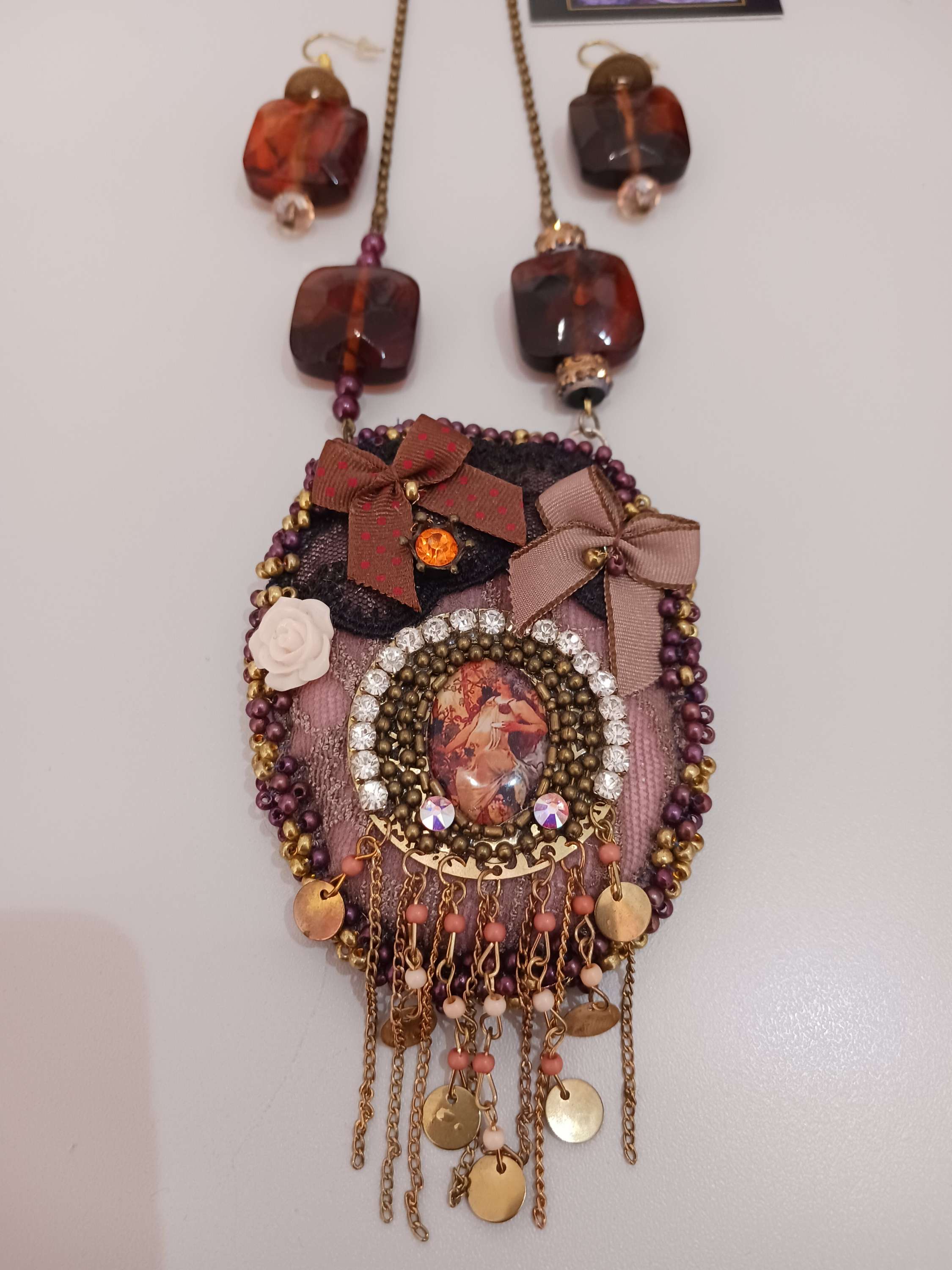 Collier Mucha brodé