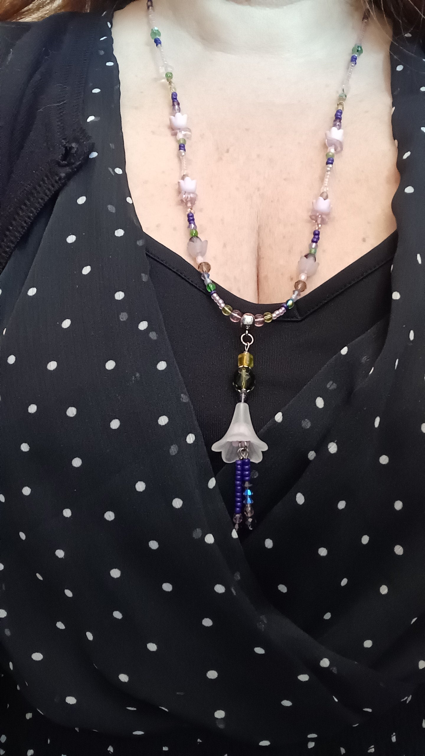 Collier fleurs 🌸🪷🌷 roses et une blanche