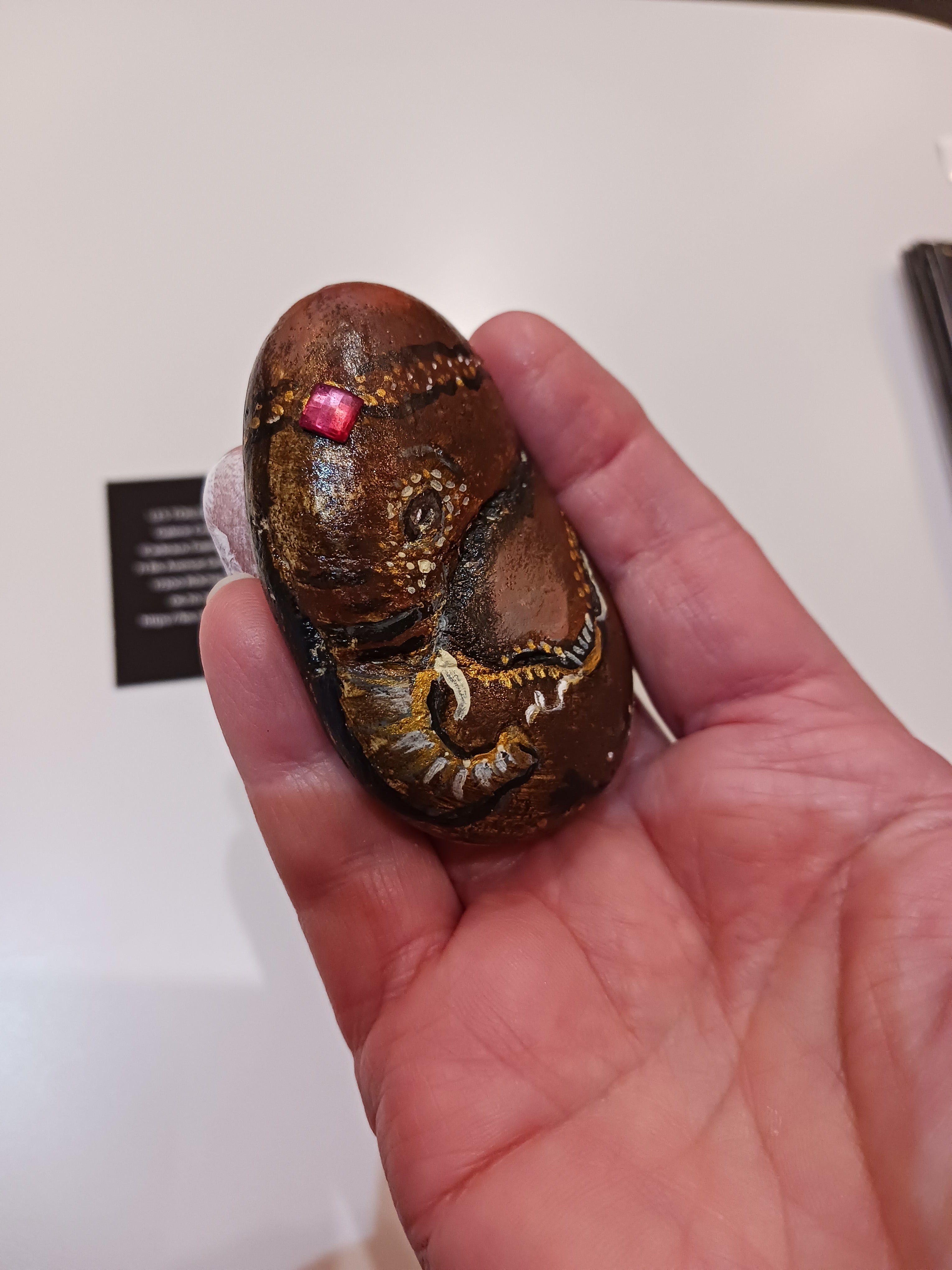 Galet Petit éléphant sacré
