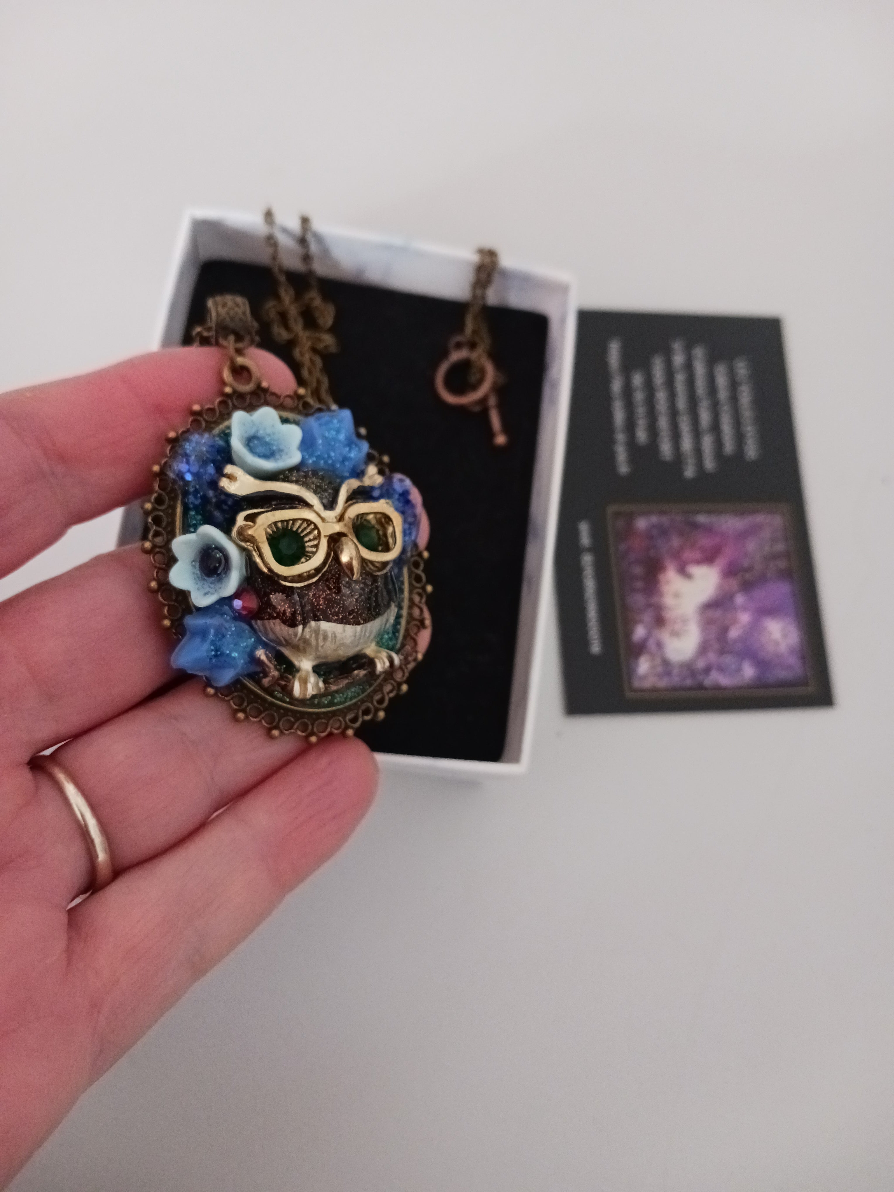 Collier"Petite chouette dans les fleurs"