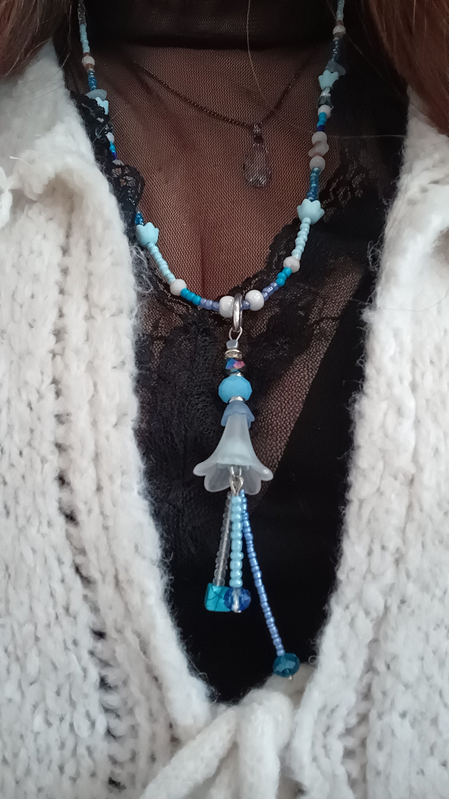 Collier fleurs, bleu blanc orange