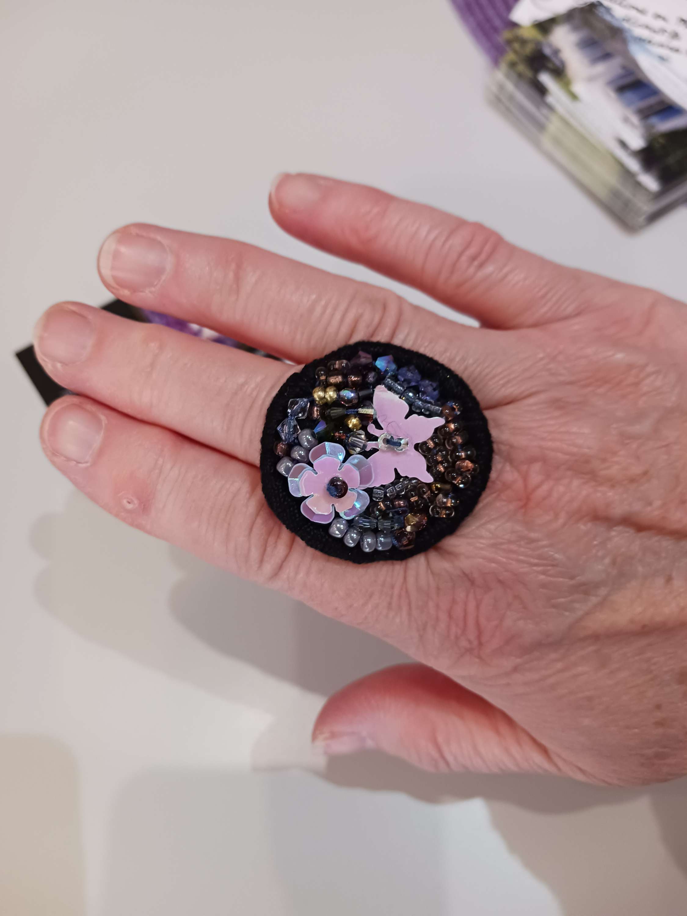 Bague brodée,  fleur et papillon.