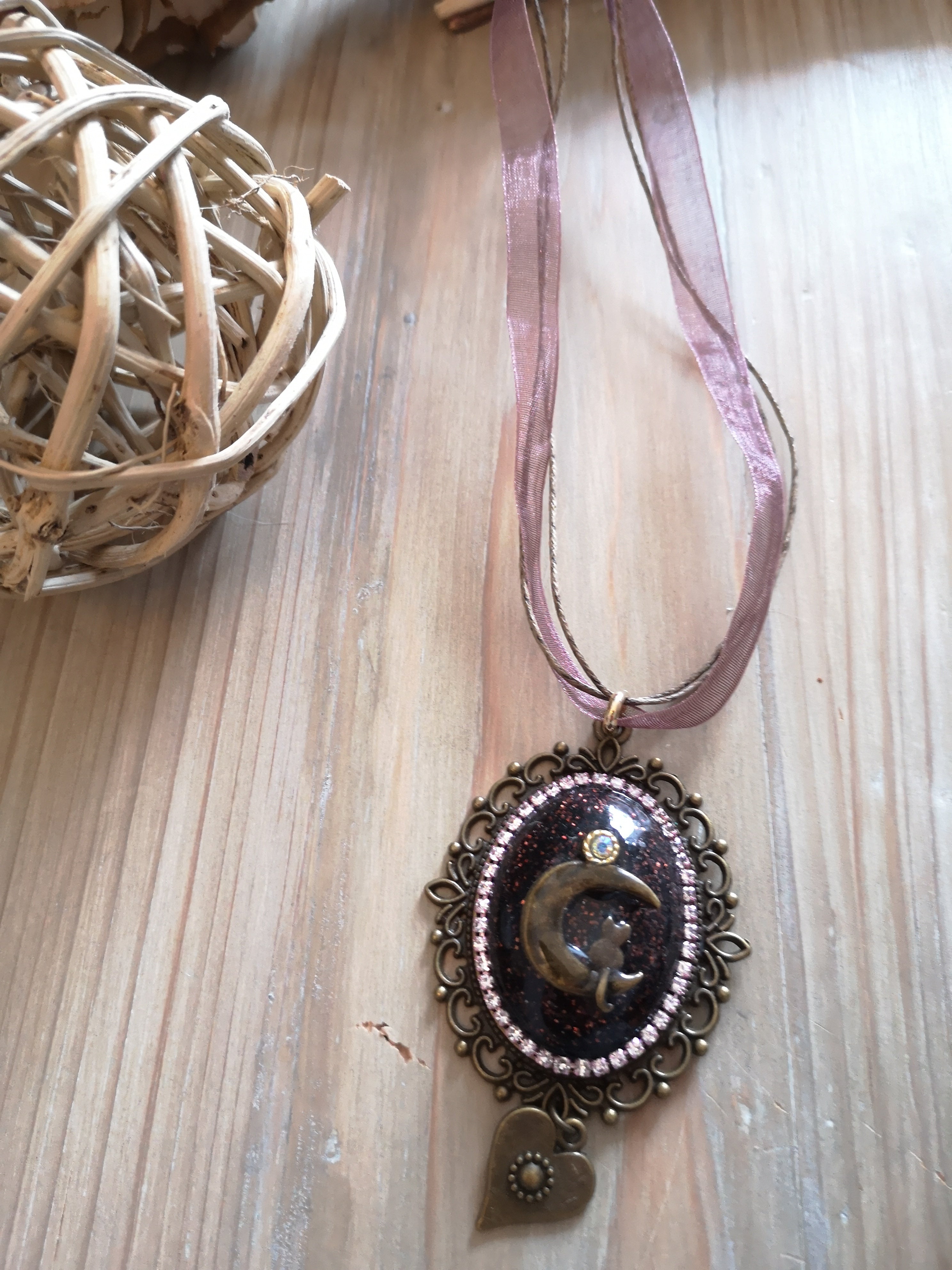collier résinage et strass