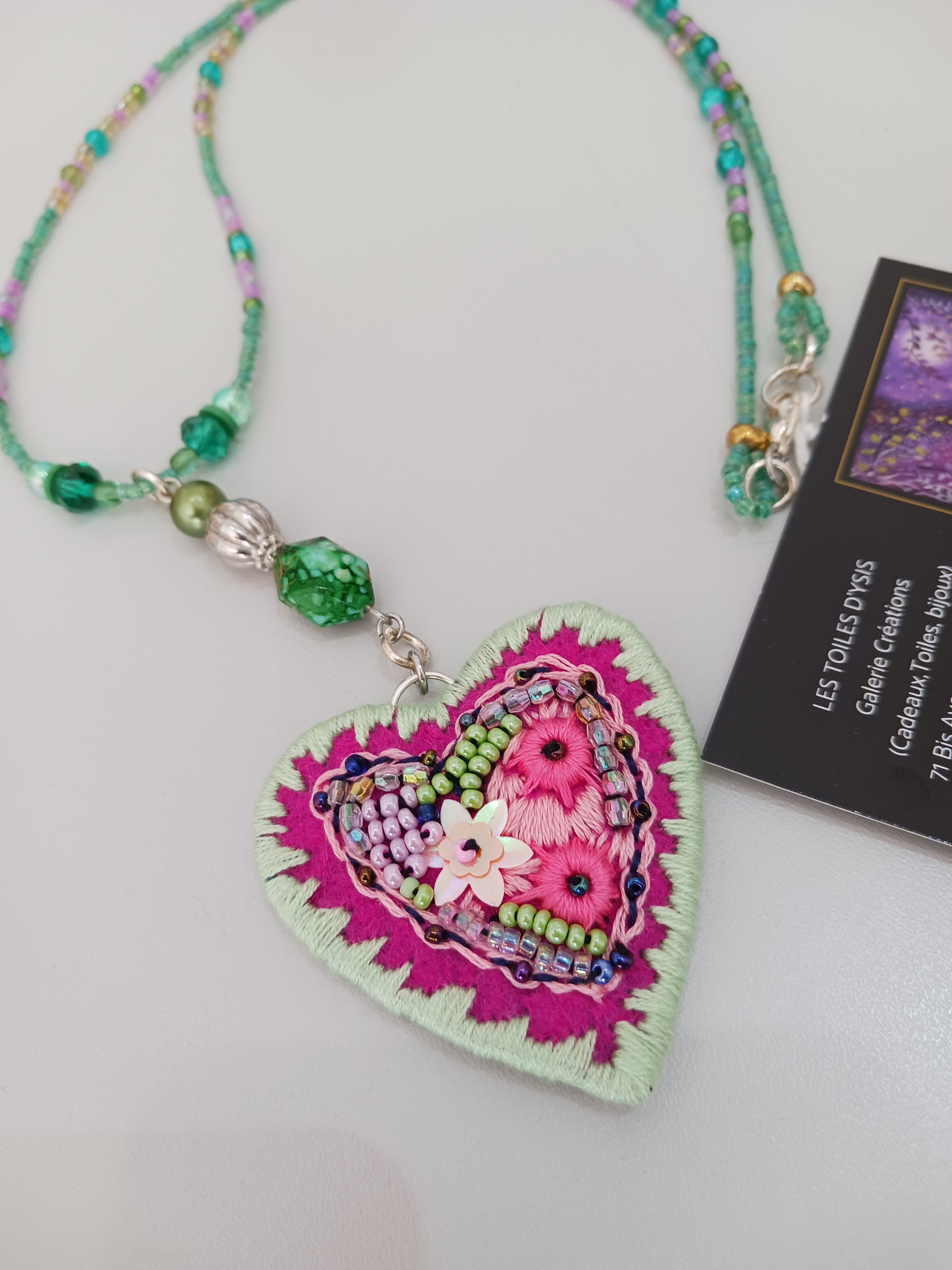 collier brodé