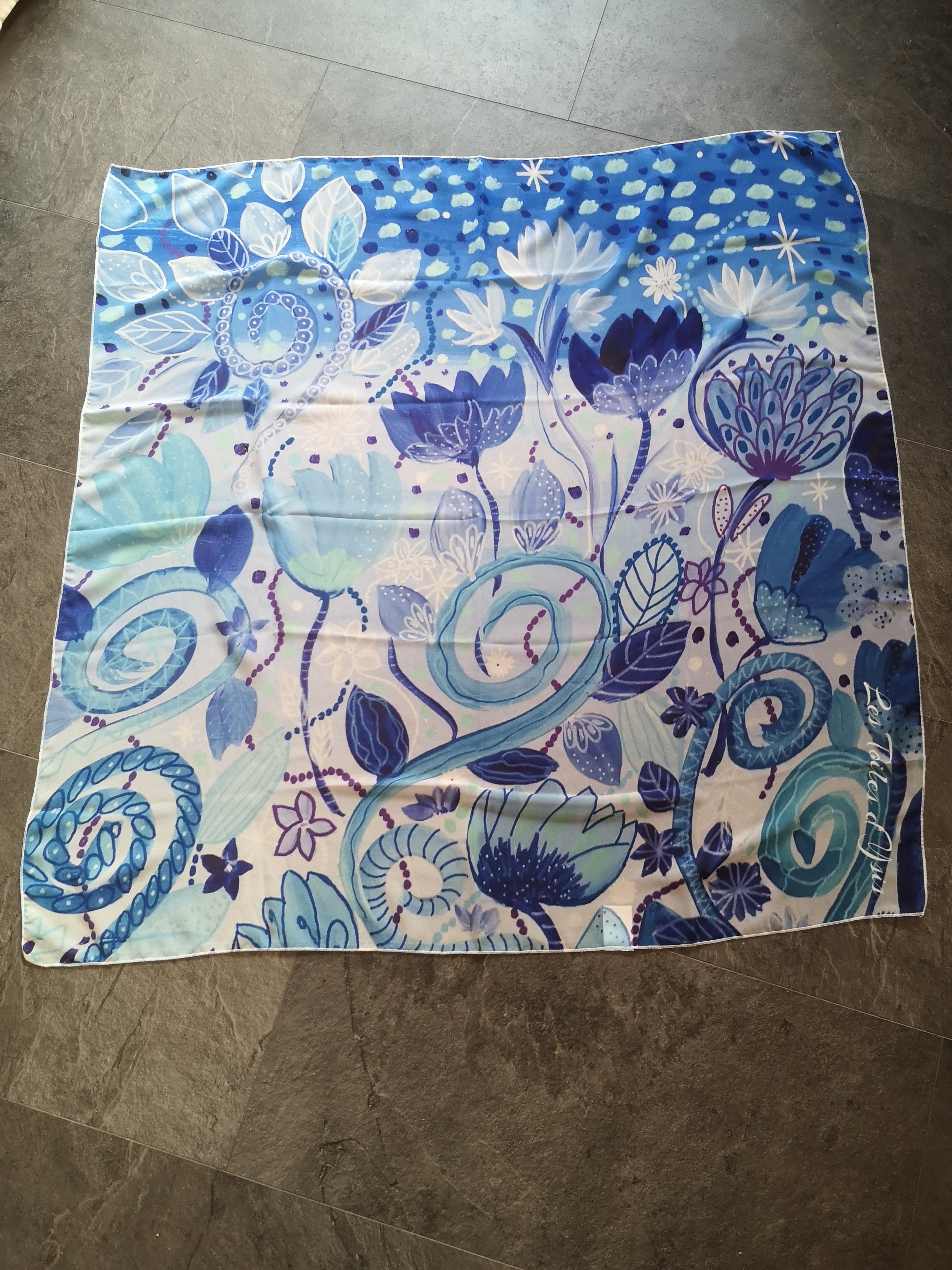 foulard à fleurs