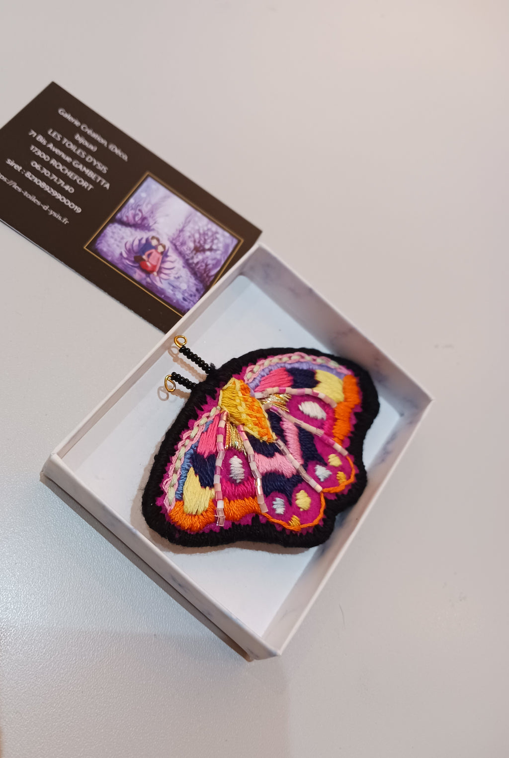 bijou brodé fait main