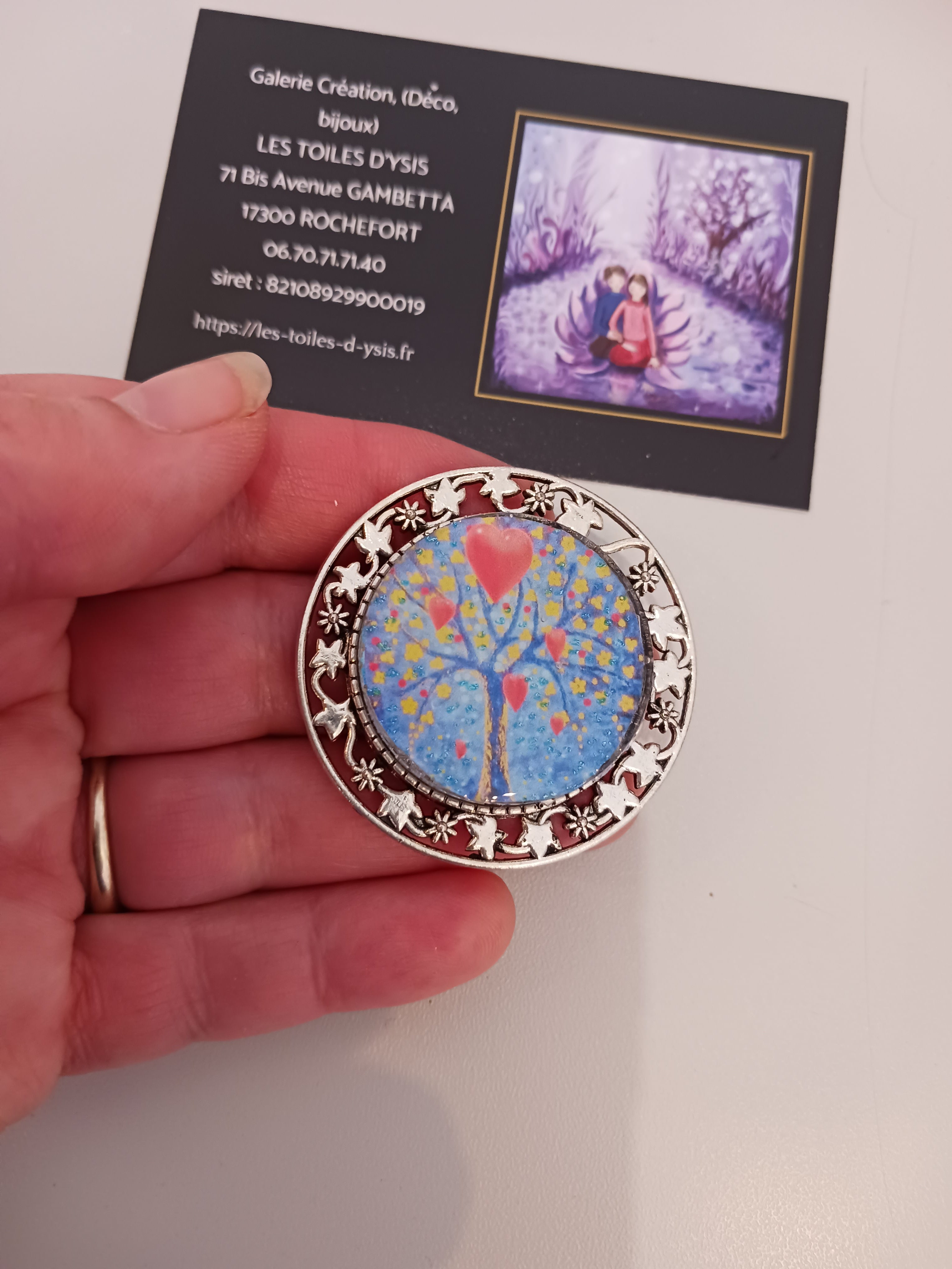broche faite main résinée avec mon dessin