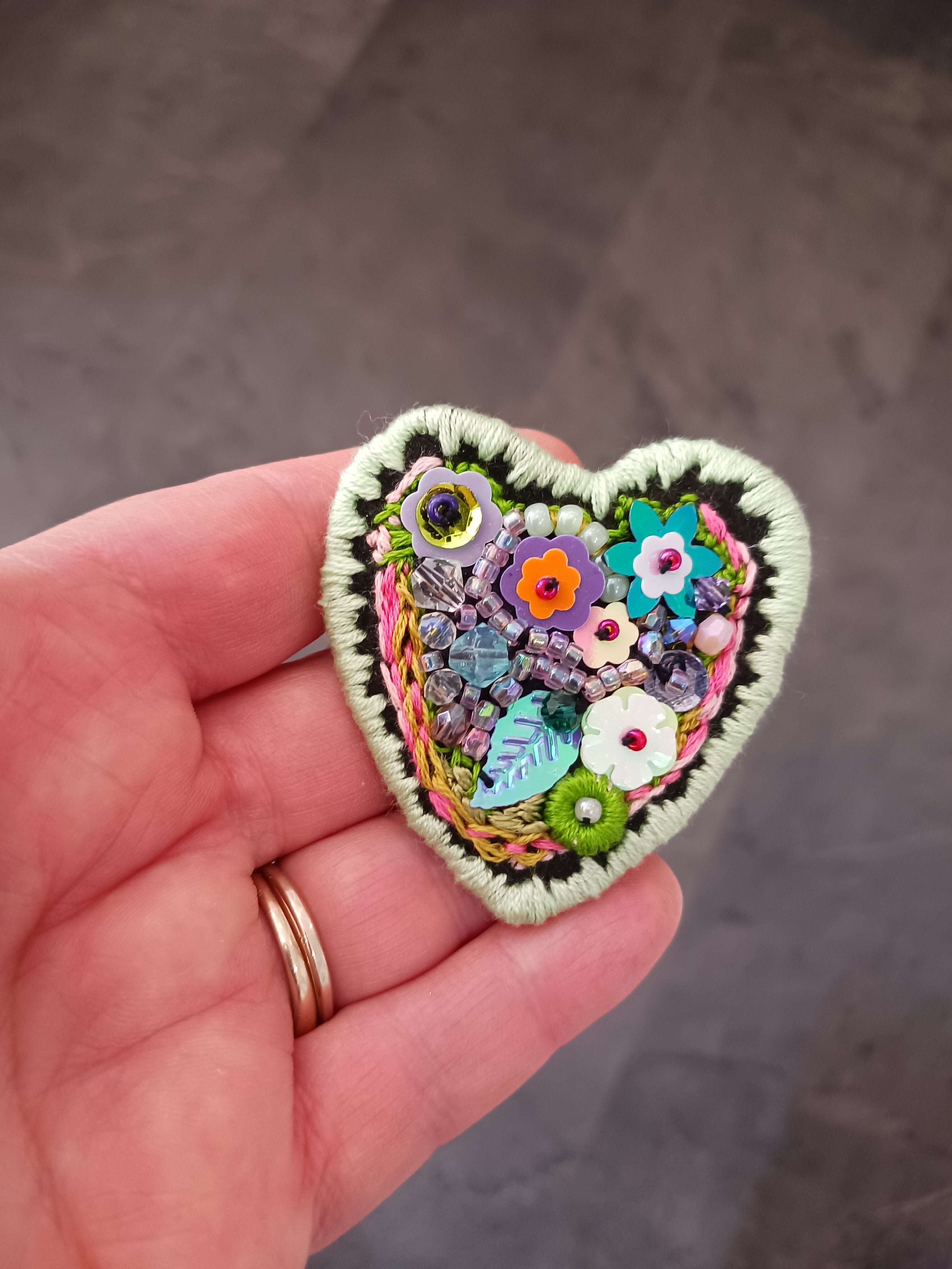 bijoux broche verte rose