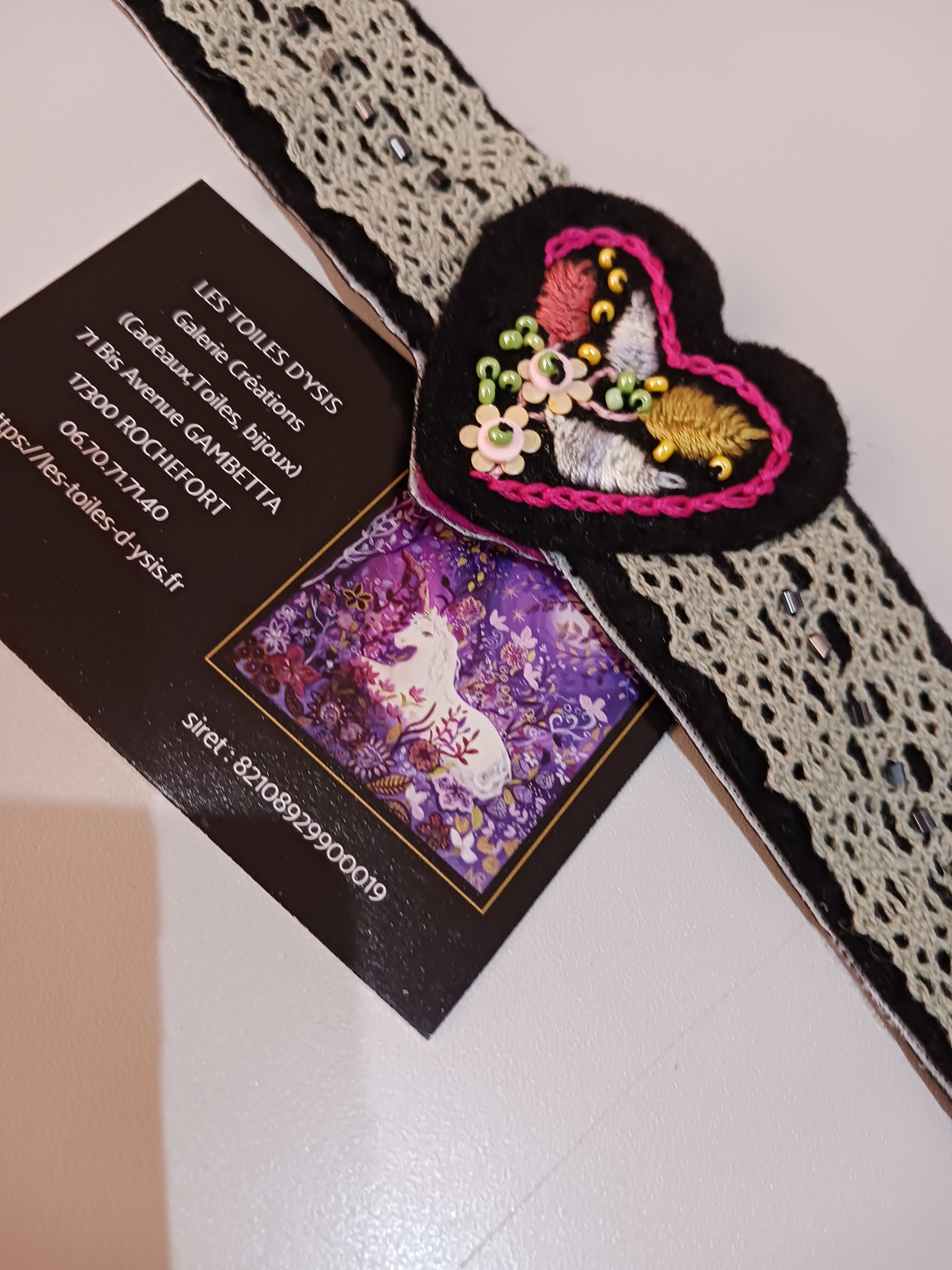 détails broderies