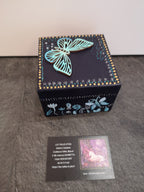 papillon bleu sur bois