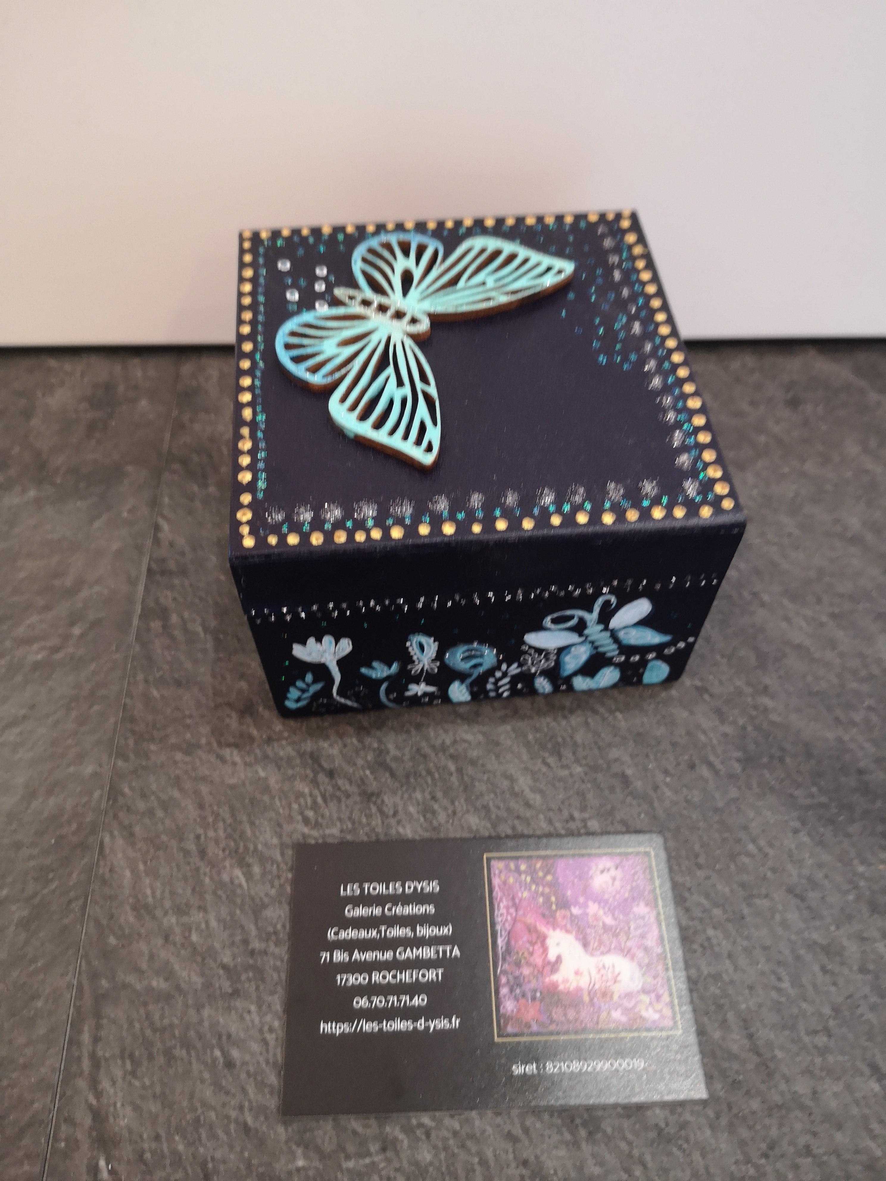 papillon bleu sur bois