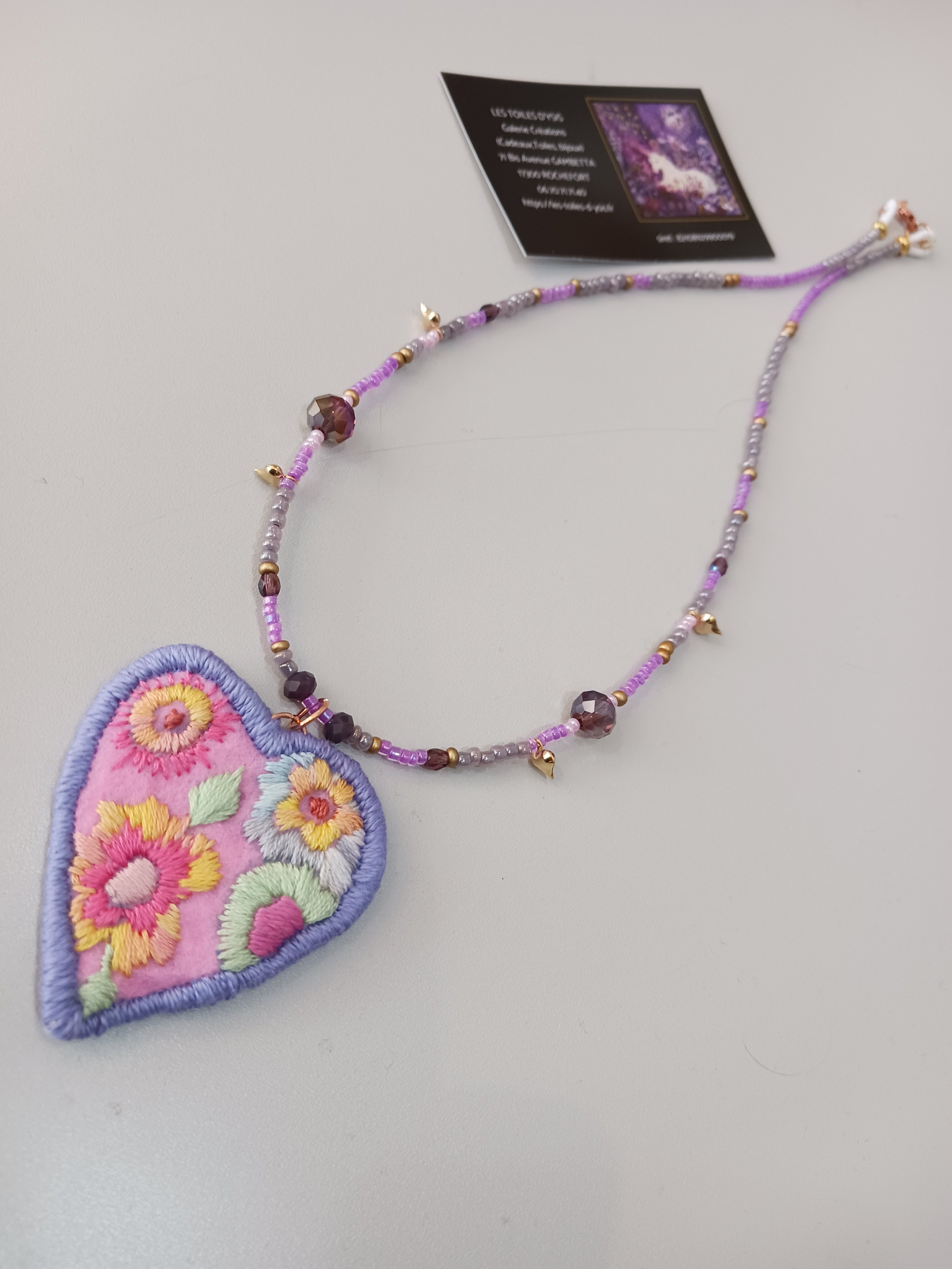 collier pastel