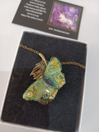 papillon sur feuille de bronze