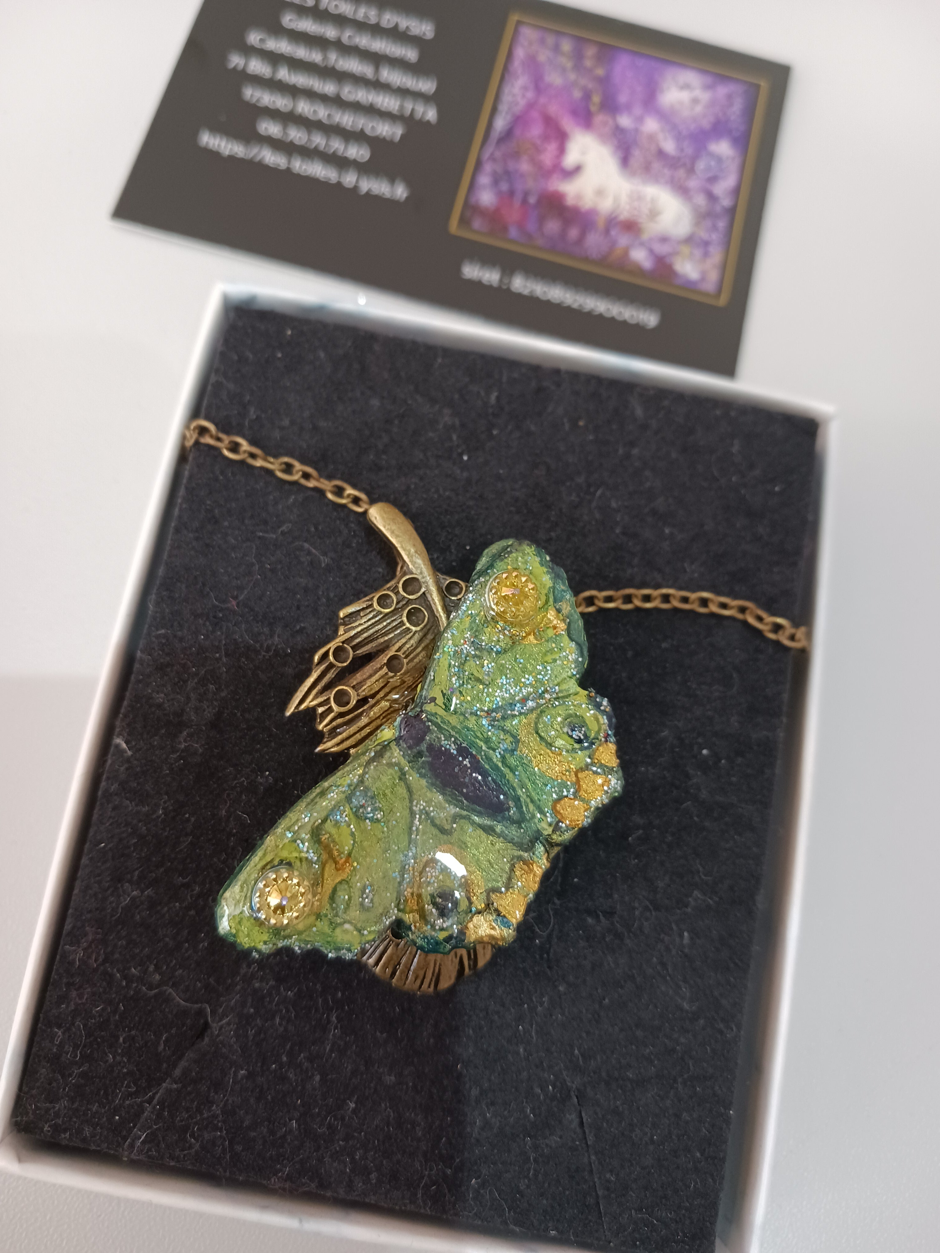 papillon sur feuille de bronze