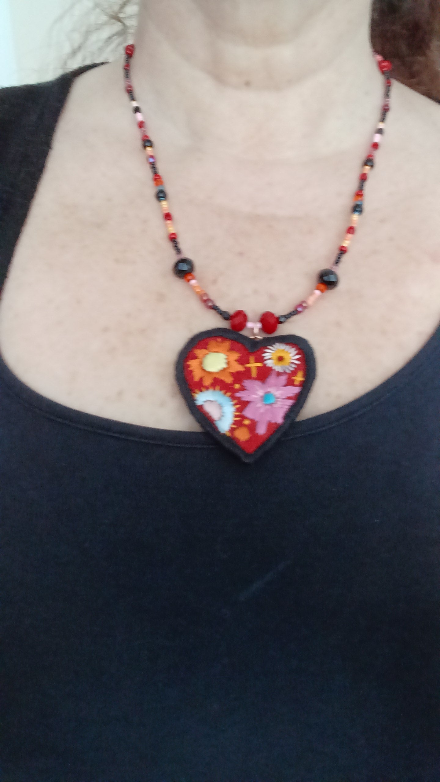 collier rouge jaune rose bleu