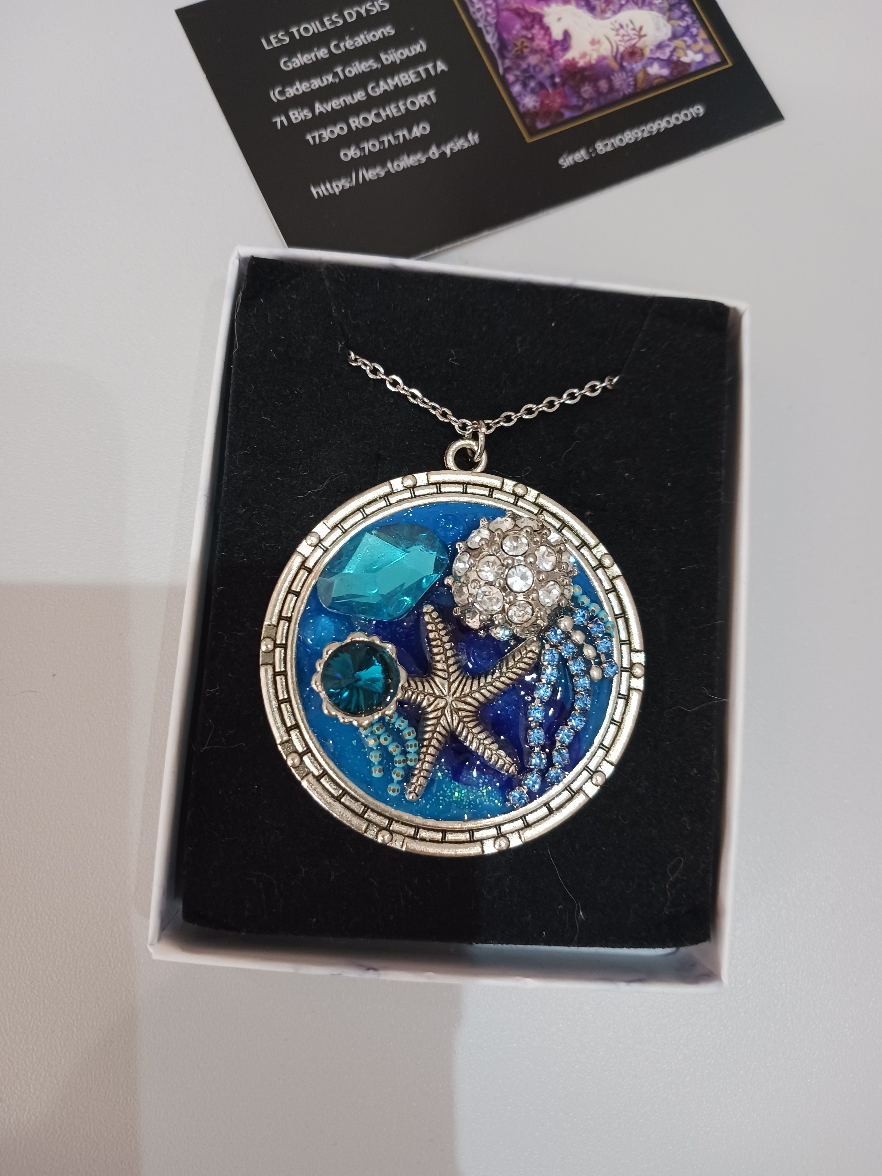 collier bleu et argenté
