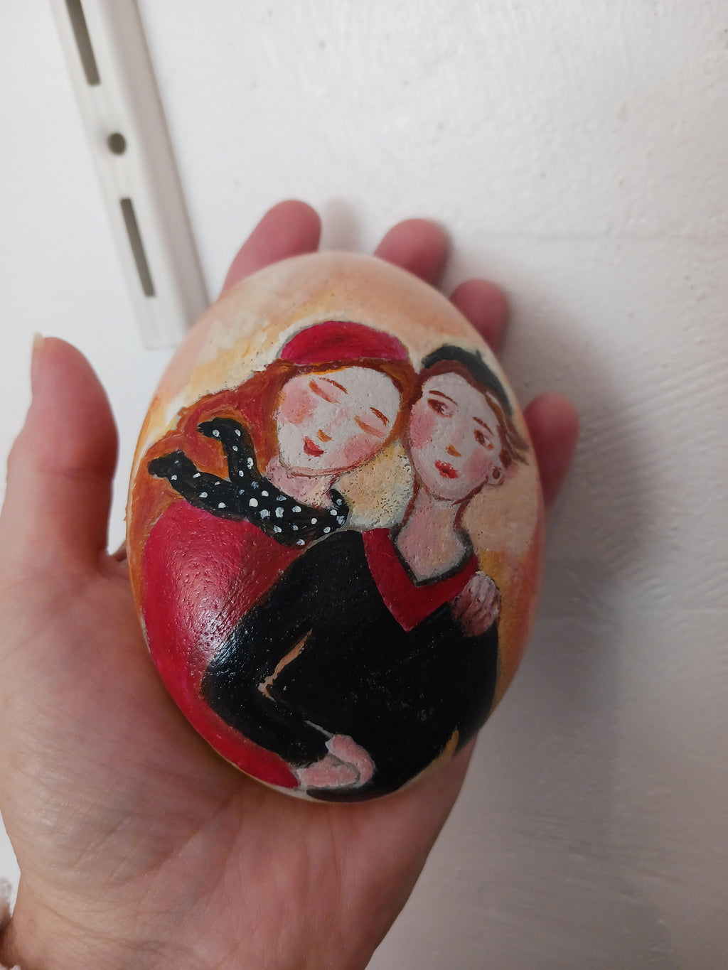 art naïf couple sur galet