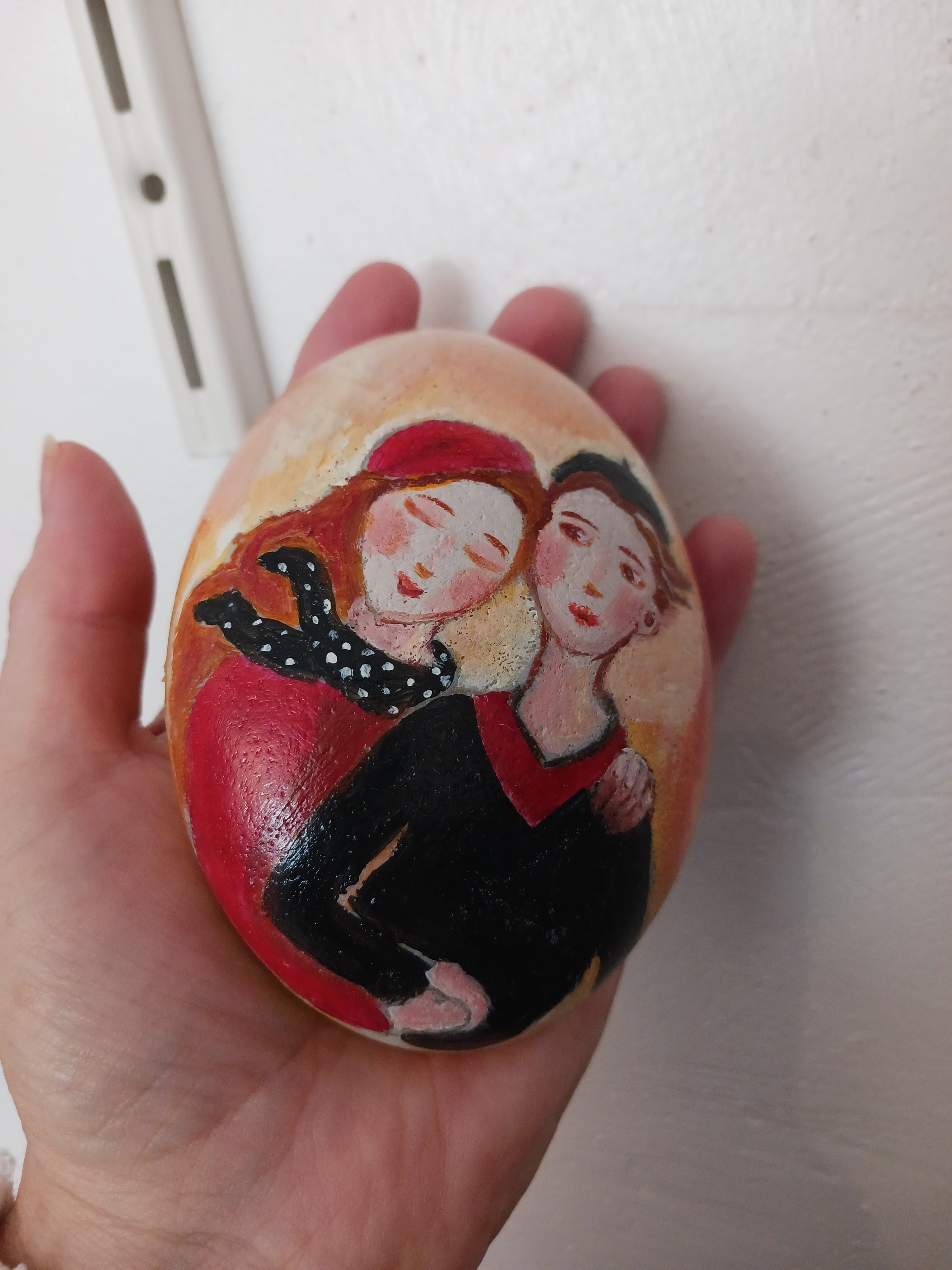 art naïf couple sur galet