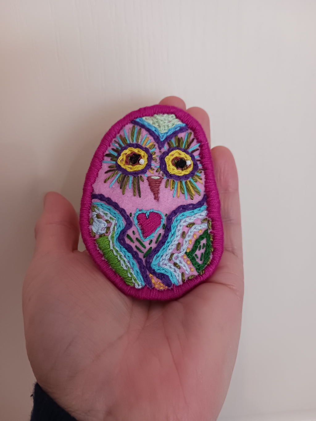 bijou broche brodée coeur
