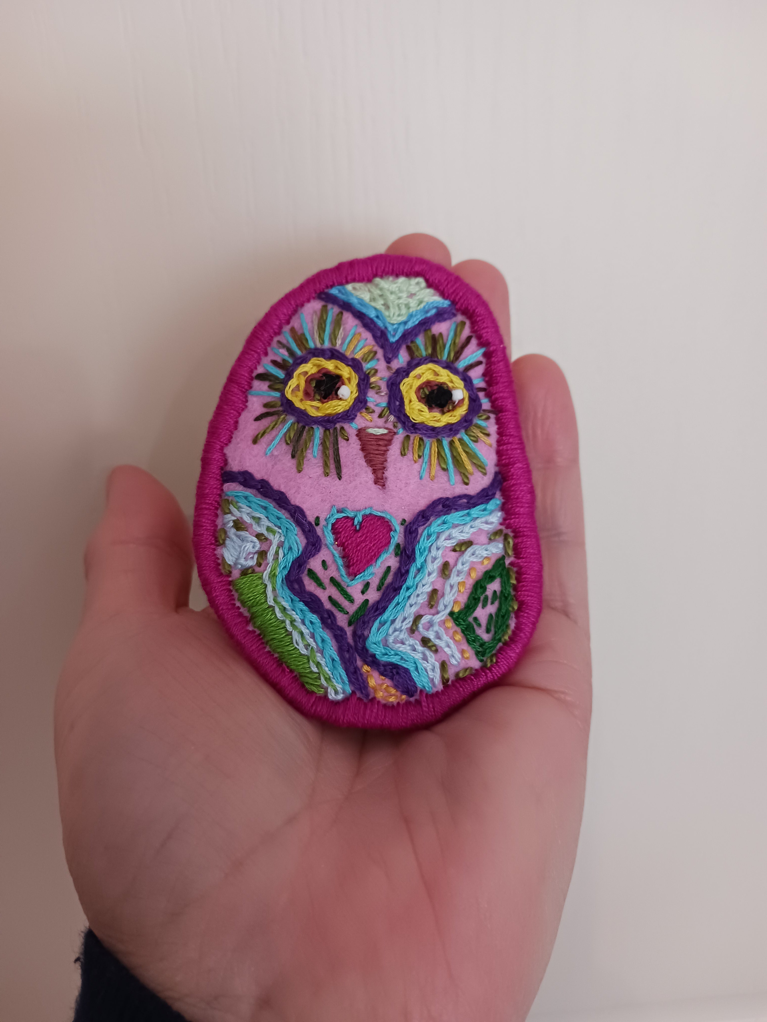 bijou broche brodée coeur
