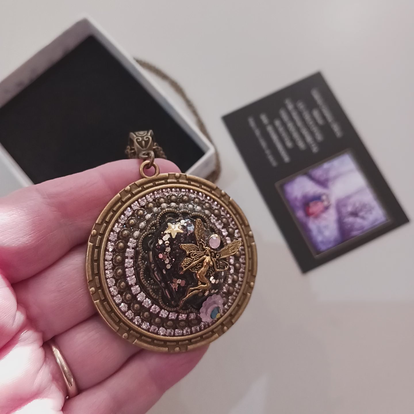 collier féérique , bijoux rose et marron